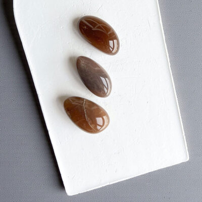 pedra da lua castanha surya cristais