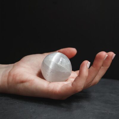 esfera de selenite surya cristais