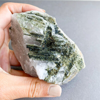 quartzo turmalinado em bruto portugues surya cristais