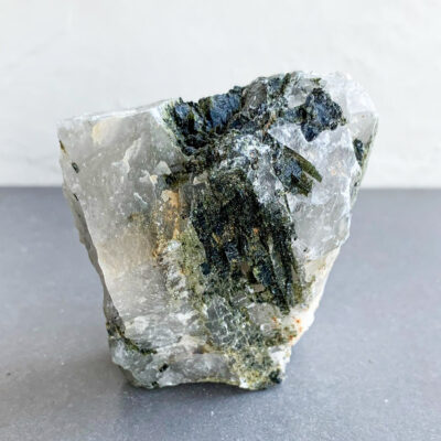 quartzo turmalinado em bruto portugues surya cristais