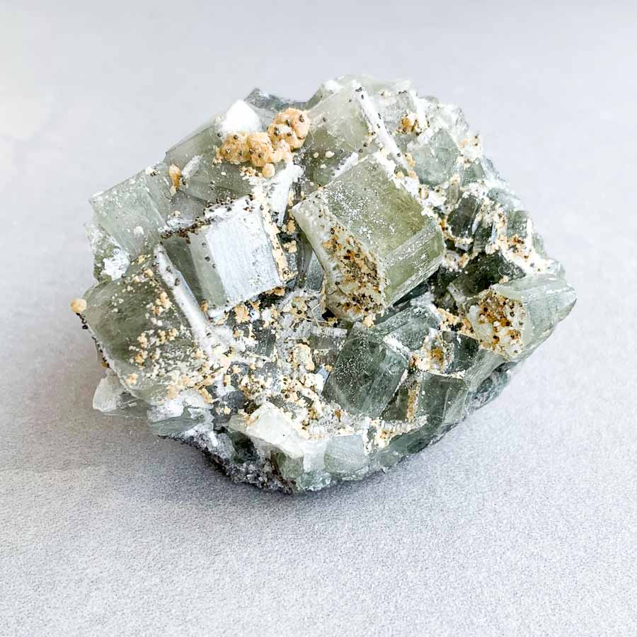 pirite-e-siderite-sobre-apatite-1-surya-cristais pirite e siderite sobre apatite