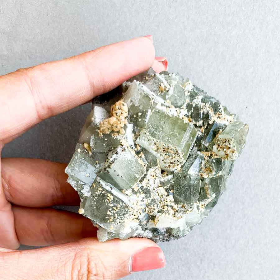 pirite-e-siderite-sobre-apatite-surya-cristais