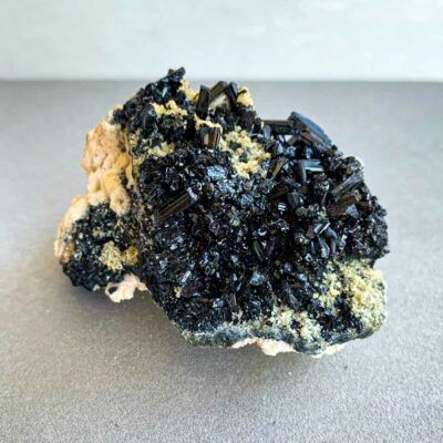 turmalina negra sobre microclinio