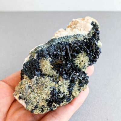 turmalina negra e microclinio surya cristais