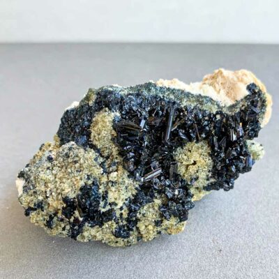 turmalina negra e microclinio surya cristais