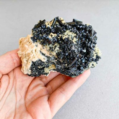 turmalina negra sobre microclinio surya cristais