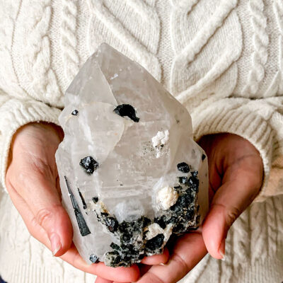 ponta de quartzo com turmalina surya cristais