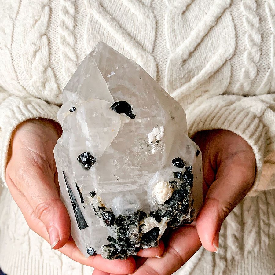 ponta-de-quartzo-com-turmalina-surya-cristais ponta de quartzo com turmalina surya cristais