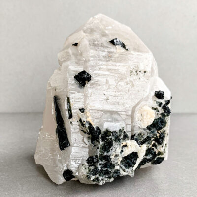 ponta de quartzo com turmalina surya cristais