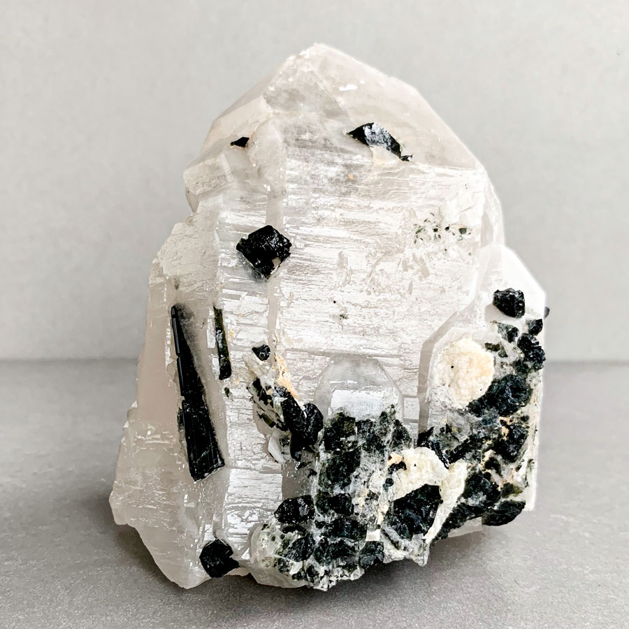 ponta-de-quartzo1-com-turmalina-surya-cristais ponta de quartzo com turmalina surya cristais