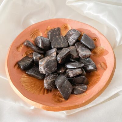 pedra da lua negra surya cristais