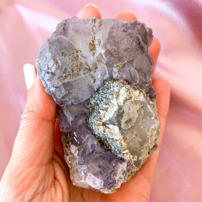 fluorite roxa com pirite surya cristais