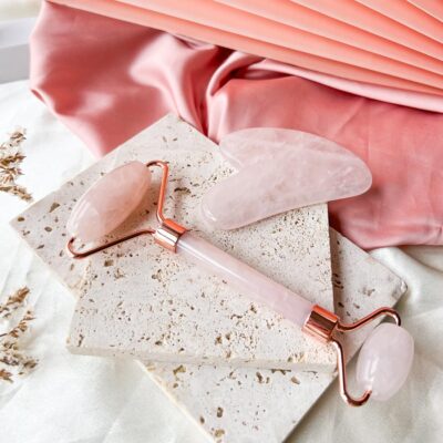 rolo facial de quartzo rosa e guasha surya cristais