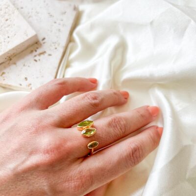 anel com peridoto suryacristais