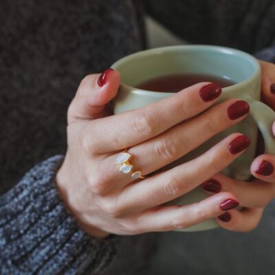 anel com pedra da lua surya cristais