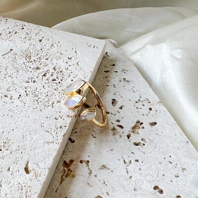 anel com pedra da lua surya cristais