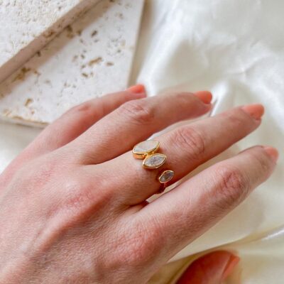 anel com pedra da lua surya cristais