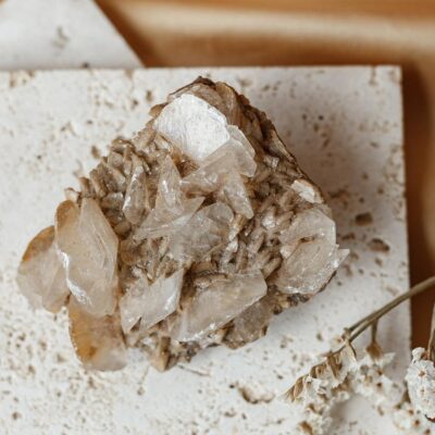 calcite asa de anjo surya cristais