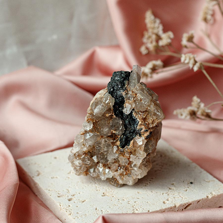 quartzo português com volframite surya cristais