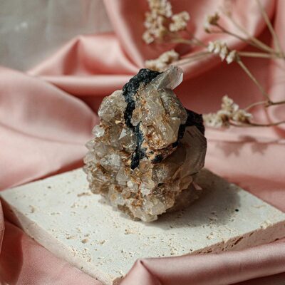 quartzo português com volframite surya cristais