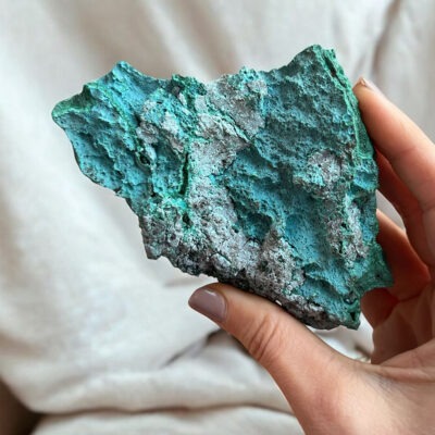 malaquite em bruto fibrosa com crisocola surya cristais