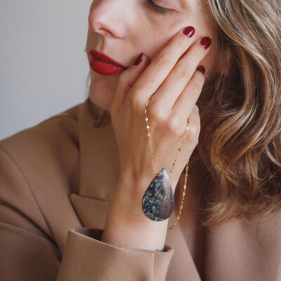 colar com eudialyte surya cristais