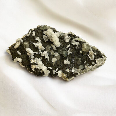 apatite verde com calcite e mica surya cristais