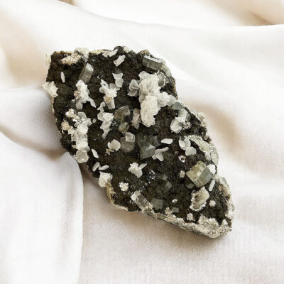 apatite verde com calcite e mica surya cristais