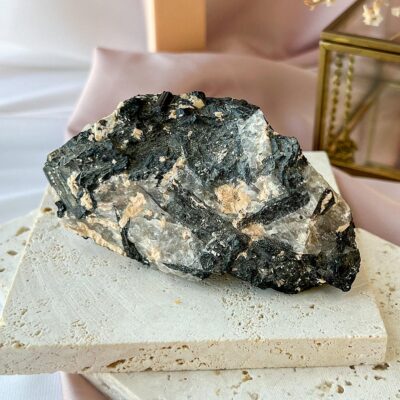 quartzo português com turmalina negra surya cristais