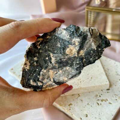 quartzo português com turmalina negra surya cristais