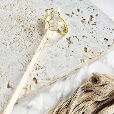 anel com quartzo cristal ariana surya cristais