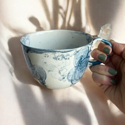 caneca de cerâmica com quartzo cristal