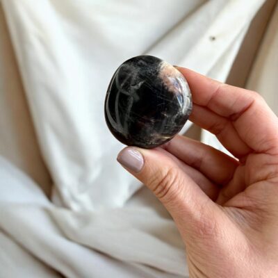 pedra da lua negra surya cristais