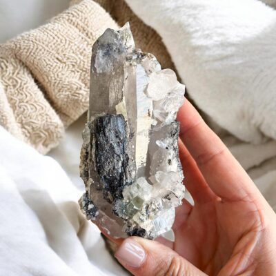 quartzo com volframite e apatite azul