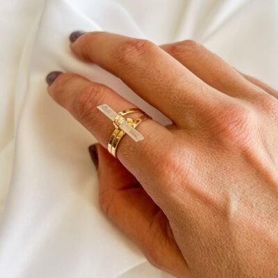 anel com quartzo cristal raw collection surya cristais