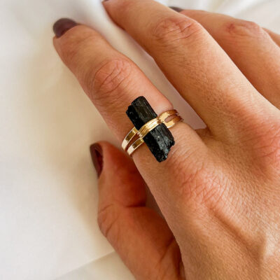 anel com turmalina negra raw collection surya cristais