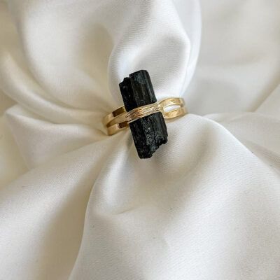 anel com turmalina negra raw collection surya cristais