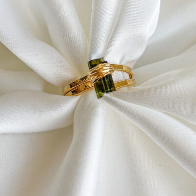 anel com turmalina verde raw collection surya cristais