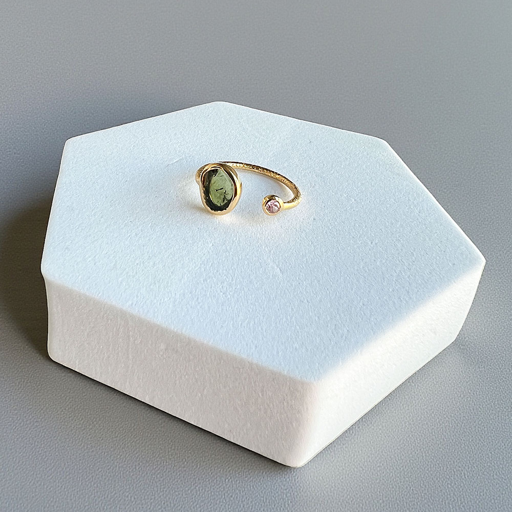 anel-turmalina-verde-suryacristais anel com turmalina verde surya cristais