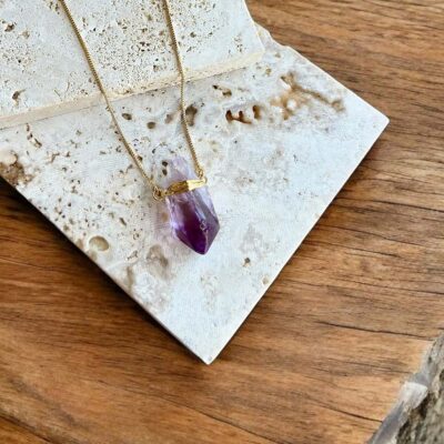 colar com ametista em bruto raw collection surya cristais