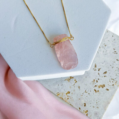 colar com quartzo rosa raw collection surya cristais