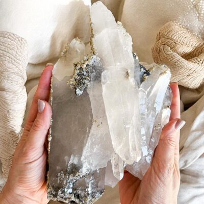 grande quartzo com apatite verde, volframite e siderite surya cristais