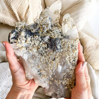 grande quartzo com apatite verde, volframite e siderite surya cristais