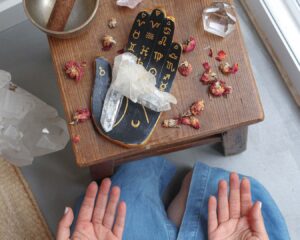 como criar um altar de abundancia com cristais surya cristais