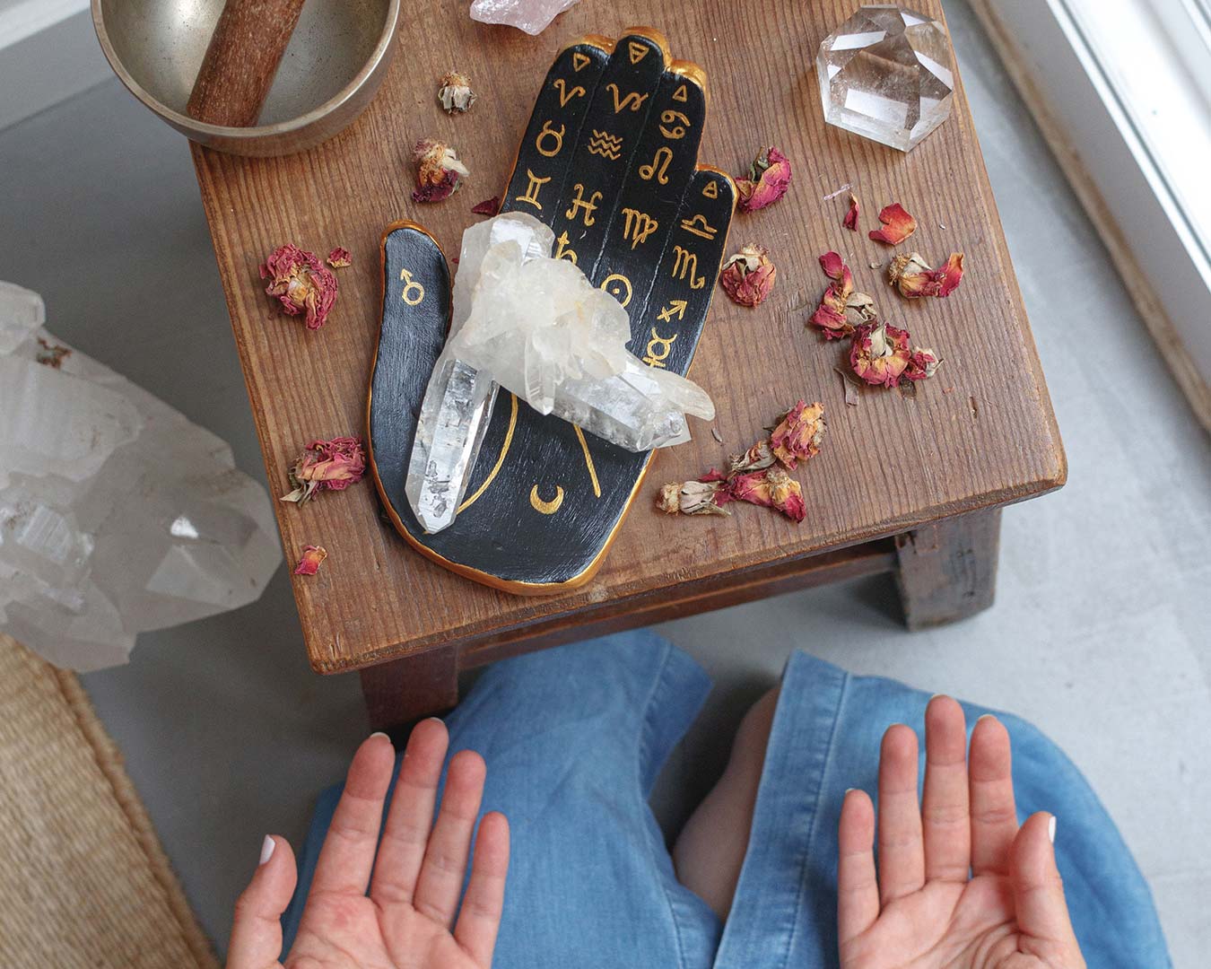 como criar um altar de abundancia com cristais surya cristais