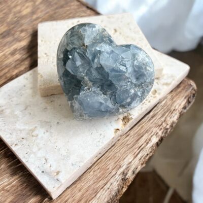 drusa de celestite em coração surya cristais