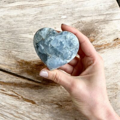 drusa de celestite em coração surya cristais