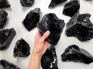 obsidiana negra para proteção energética surya cristais