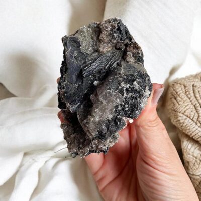apofilite com calcite negra e calcedónia sparkling