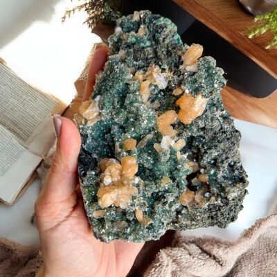 drusa de calcedónia verde com estilbite surya cristais